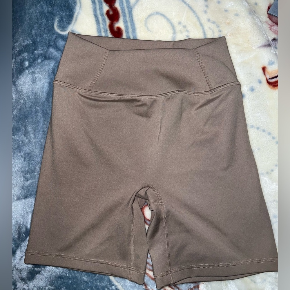 TIMELESS HIGH WAISTED
SHORTS- Sandstone